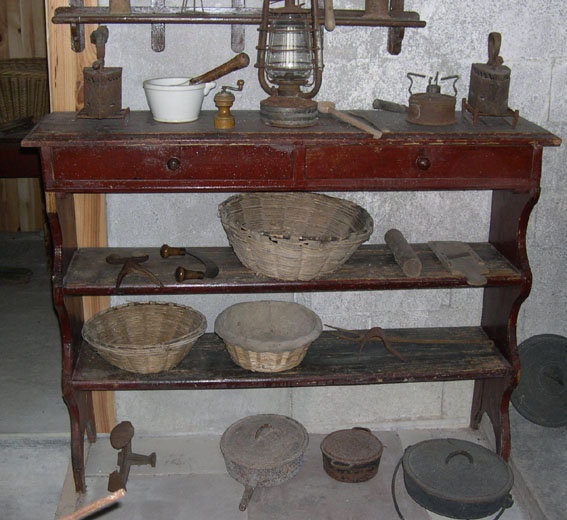 Etagère de cuisine ou "Banc de Pot" Etagère de cuisine ou "Banc de Pot"