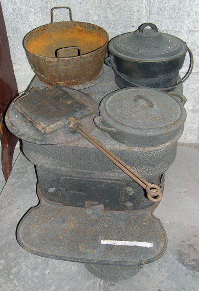 Fourneau à quatre pots avec marmite Fourneau à quatre pots avec marmite