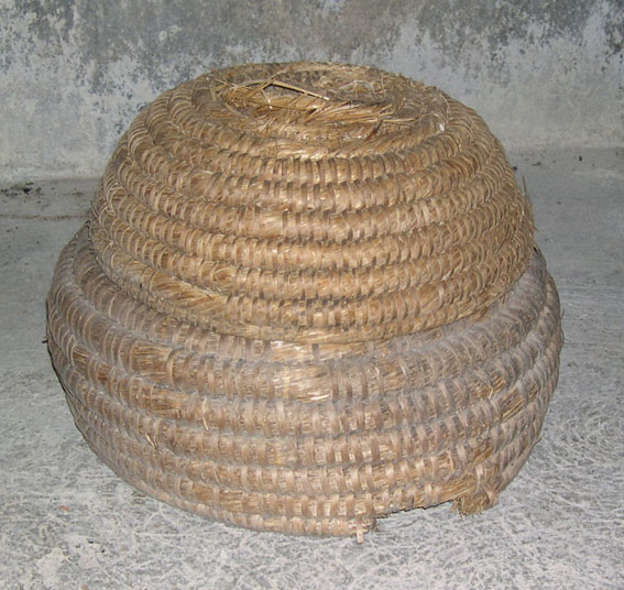 Ruche à abeille (en paille) Ruche à abeille (en paille)
