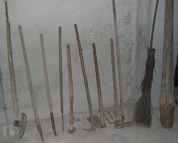 Balai, coupe-chardon, houe Balai, coupe-chardon, houe