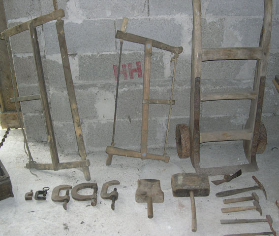 Scie, diable, massette, serre-joint Scie, diable, massette, serre-joint